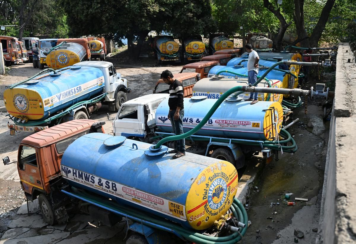 HMWSSB water tanker trucks supplying water amid Hyderabad groundwater crisis 2026